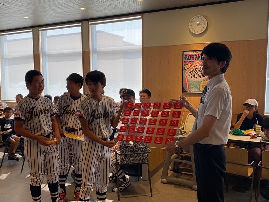 【高円宮賜杯 第44回 全日本学童軟式野球大会 マクドナルド・トーナメント】マクドナルドワッペン贈呈式